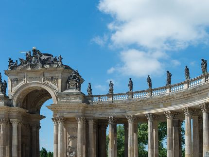 Bild von der oberen Hälfte der Kolonnaden am Neuen Palais in Potsdam.