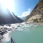Zusammenfluss von of Alaknanda (von rechts) und Dhauliganga (von links) in Vishnuprayag.