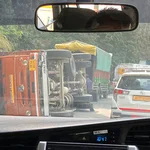 Ein umgestürzter Lastwagen entlang des Weges.