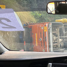 Ein umgestürzter Lastwagen entlang des Weges.