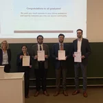 Prof. Dr. M. Fenn und 4 Absolventen mit Ihrem Abschlusszeugnis