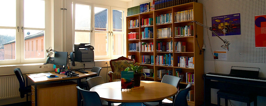 Musikdidaktische Werkstatt: Arbeitsplätze und "analoge Bibliothek"