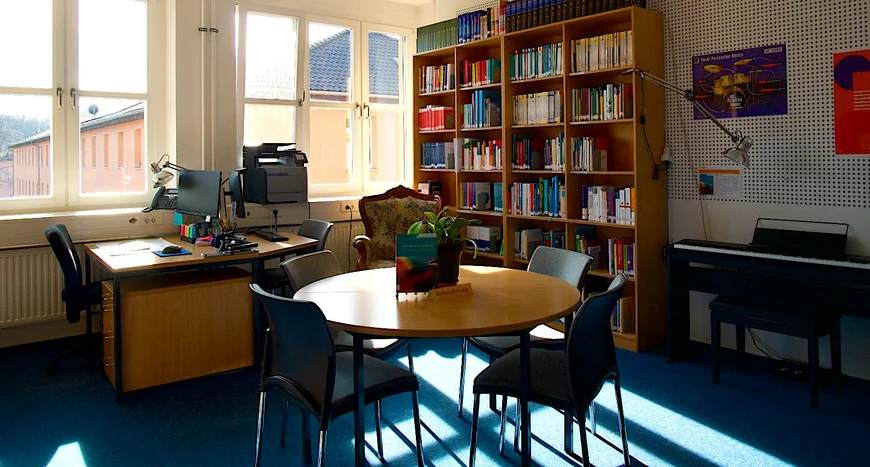 Musikdidaktische Werkstatt: Arbeitsplätze und "analoge Bibliothek"
