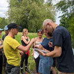 Messen des pH Wertes einer Bodenprobe im Park Sanssouci (Modul Vegetation Mitteleuropas)
