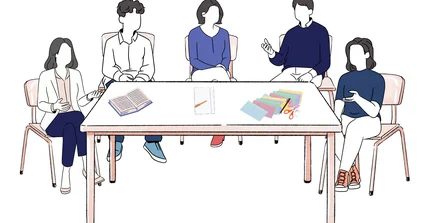 Gruppe sitzt am Tisch und diskutiert.