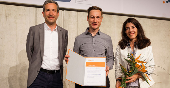 Dr. Robert Hauffe (Mitte) bei der Verleihung des Promotionspreises der Deutschen Diabetes Gesellschaft (DDG). Außerdem: Dr. Robert Schwenk von Sanofi Aventis Deutschland GmbH (links), dem Sponsor des Preises, und die Laudatorin Prof. Julia Szendrödi vom Universitätsklinikum Heidelberg (rechts).