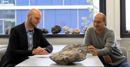 Prof. Max Wilke (Lehrstuhl Mineralogie) und Dr. Maximilian Korges (Koordinator von DOME) im Gespräch