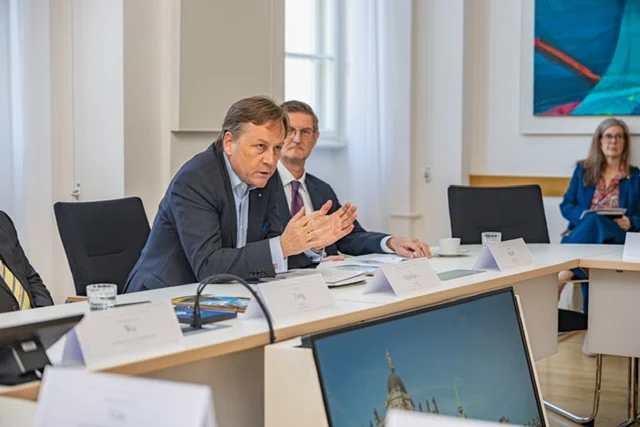 Der Präsident der Universität Potsdam, Prof. Oliver Günther, Ph.D., im Gespräch mit der taiwanischen Delegation.
