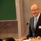 Auf dem Bild begrüßt Prof. Dr. Sonnentag das Publikum anlässlich der 30-Jahr-Feier des Studiengangs.