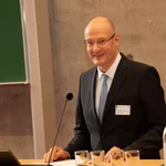 Auf dem Bild begrüßt Prof. Dr. Sonnentag das Publikum anlässlich der 30-Jahr-Feier des Studiengangs.