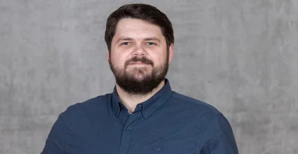 Mann mit kurzen braunen Haaren und Bart