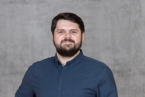 Mann mit kurzen braunen Haaren und Bart