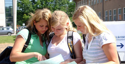 Studentinnen beim Hochschulinformationstag