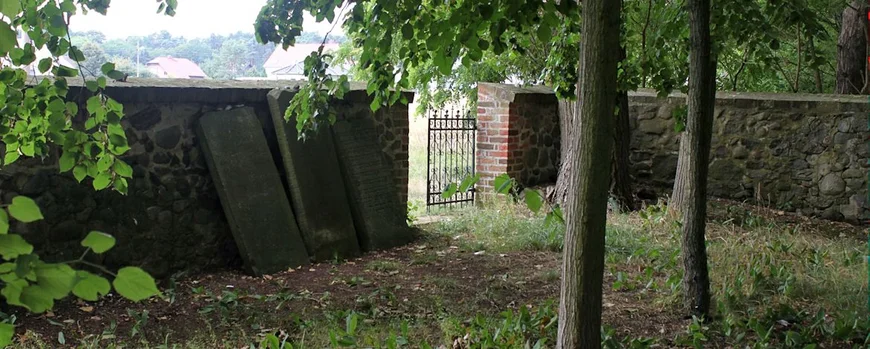 Eingangsbereich des Jüdischen Friedhofs in Friedland mit den ältesten Grabsteinen