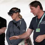 Zwei Personen mit AR Brillen und eine Person ohne.
