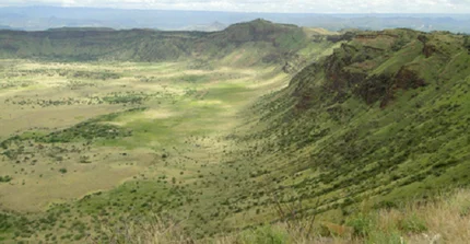Blick auf hügelige grasbewachsene Landschaft