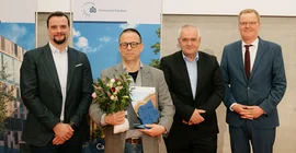Transferpreisträger Prof. Dr. Andreas Taubert (M.) mit Sascha Thormann von Potsdam Transfer (l.) sowie Dr. Andreas Bohlen und Wolfgang Hadlich von der UP Transfer GmbH (r.).