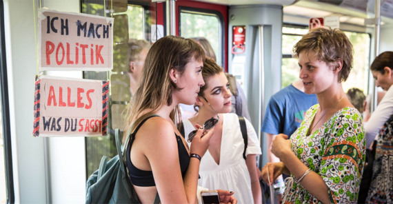 Unterwegs ins Gespräch kommen: Die Aktiven des Ringrats verwickeln Reisende in der Ringbahn in Diskussionen über politische Themen. Foto: Karsten Thielker.