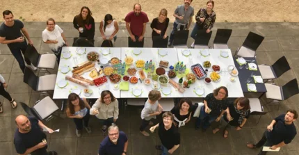 Team von Professur und Archiv an einem Tisch