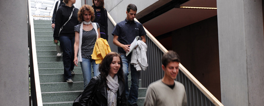 Studierende auf einer Treppe