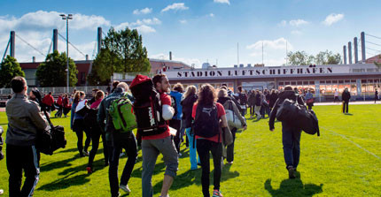 Die Teilnehmer verlassen das Stadion am Luftschiffhafen Potsdam