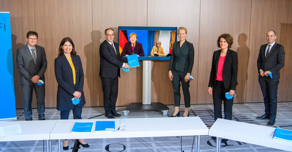 Die Expertenkommission mit Prof. Dr. Katharina Hölzle (3.v.r.) übergibt das Gutachten an Bundeskanzlerin Angela Merkel | Foto: David Ausserhofer