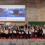 Auf dem Bild sind alle Absolventinnen und Absolventen der Juristischen Fakultät glücklich vereint zu sehen. Im November 2025 wurden sie feierlich geehrt.