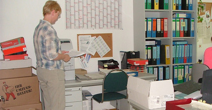 unaufgeräumtes Büro mit zwei Mitarbeiterinnen