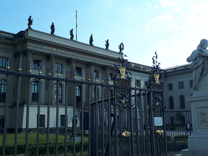 Links Gebäude der Humboldt-Universität zu Berlin, recht Flyer der Veranstaltung