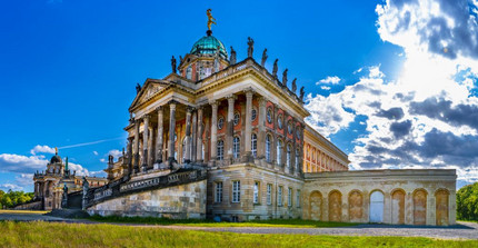 Historisches Nebengebäude des Neuen Palais, in dem heute Teile der Universität Potsdam untergebracht sind