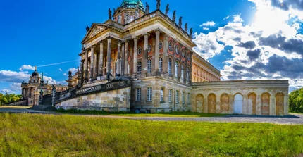 Historisches Nebengebäude des Neuen Palais, in dem heute Teile der Universität Potsdam untergebracht sind