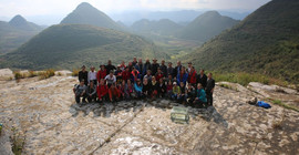 Chinesische und deutsche Teilnehmende der geologischen Geländeexkursion  in Yunnan. Im Hintergrund die typische Karstlandschaft der Region Louping. Foto: Bai Song/CAGS