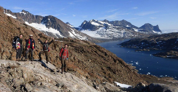 Humboldt-Stipendiat Gautier Nicoli forscht Kollegen u.a. in der Skaergaard Intrusion, Grönland (3.v.l.) … Foto: Victoria Honour.