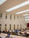 Studierende sitzen an den Arbeitsplätzen in einem großen Lesesaal der Universitätsbibliothek
