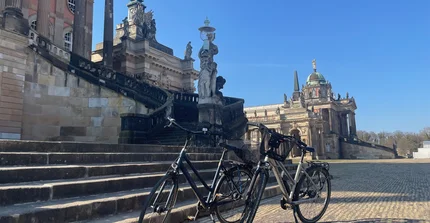 Zwei Fahrräder stehen vor der Freiteppe vor den Communs am Campus Am Neuen Palais.