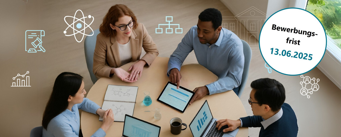 Vier Personen sitzen an einem runden Tisch und sind im Austausch. Vor allen liegen Laptops oder ein Schreibbuch. Ein Schriftzug mit Wissenschaftsmanagement ist in der Mitte des Bildes. Verschiedene Icons runden das Bild ab. - Wissenschaftsmanagement