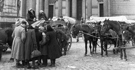 Wagen eines Flüchtlingstrecks aus den Ostgebieten vor der Potsdamer Nikolaikirche im Februar/März 1945