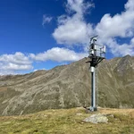 Field site Hohe Mut: Steel tower with measuing equipment on a alpine pasture with bare mountains in the background | Photo: Cosmic Sense Consortium