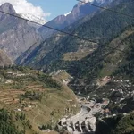 Tal im Hochgebirge mit zerstörtem Wasserkraftwerk
