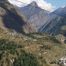 Tal im Hochgebirge mit zerstörtem Wasserkraftwerk