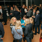 Viele Personen in einem Foyer
