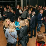 Viele Personen in einem Foyer