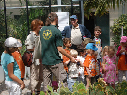 Eine Schulklasse im Botanischen Garten.