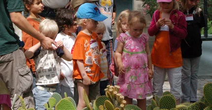 Eine Schulklasse im Botanischen Garten.