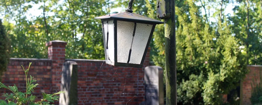 Wegebeleuchtung auf dem Jüdischen Friedhof in Guben