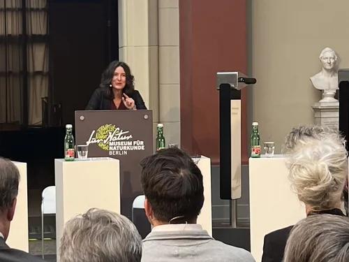 Prof Kuhlmann steht am Podium