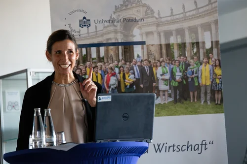 Prof. Dr. Uta Herbst, Inhaberin des Lehrstuhls Marketing an der Universität Potsdam, präsentiert die von der Mittelbrandenburgischen Sparkasse in Auftrag gegebene Partnerkreis Studie.