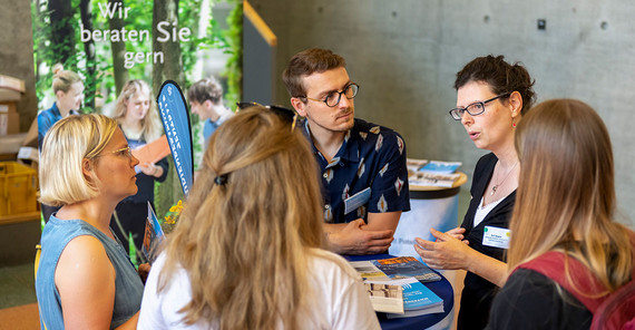 Eine Beratung am Stand der Studienberatung beim Hochschulinformationstag