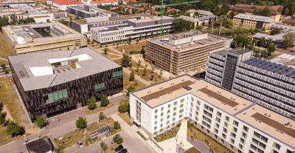 Luftbild einer Drohne vom Campus Golm mit verschiedenen Forschungs-, Wohn- und Bibliotheksgebäuden