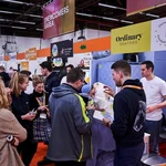 Menschentraube vor einem Messestand